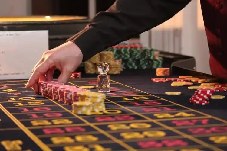 Sports and casino-style sections inside 333ok apk for adults